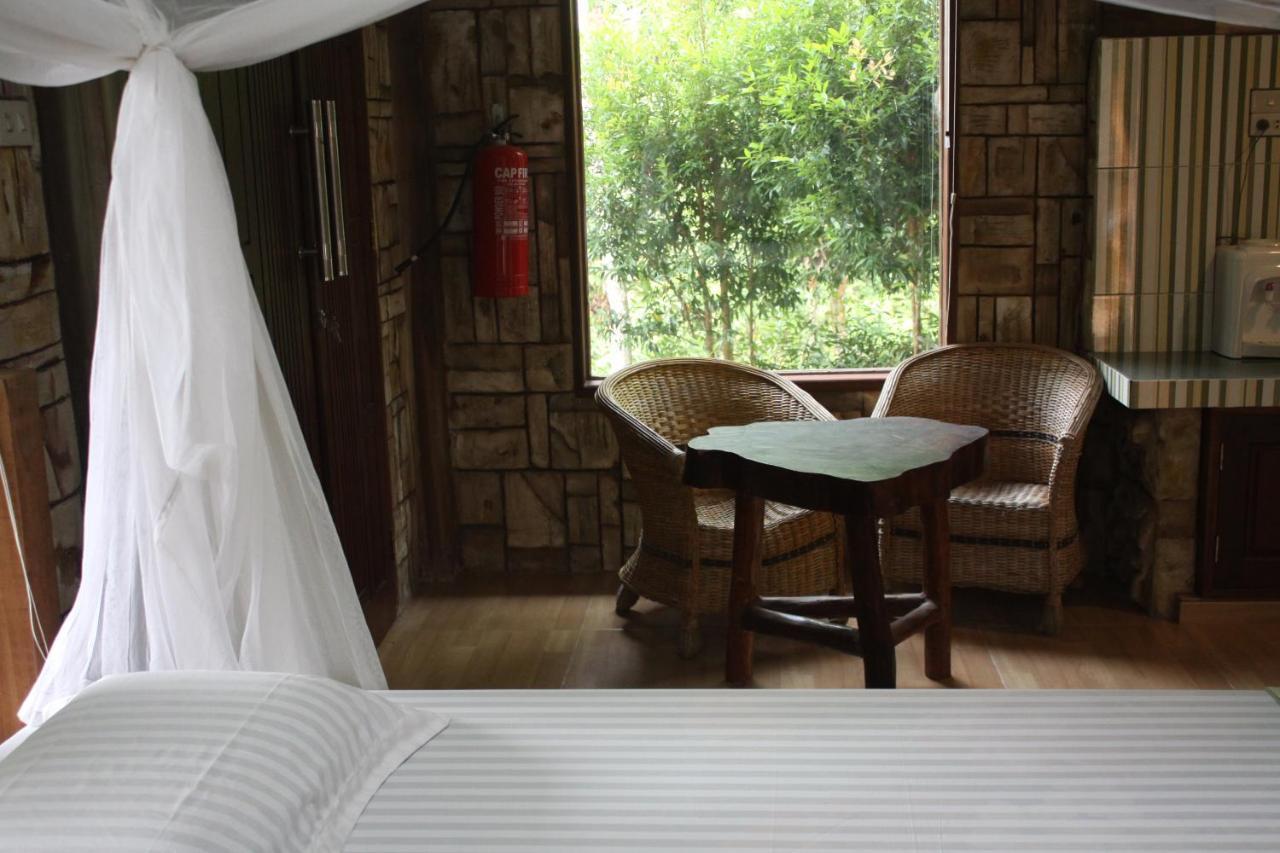 On The Rocks Bungalows, Restaurant And Jungle Trekking Tours Bukit Lawang Esterno foto