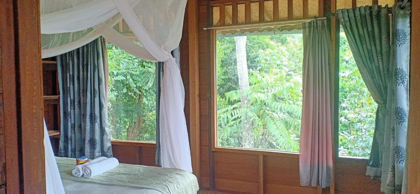 On The Rocks Bungalows, Restaurant And Jungle Trekking Tours Bukit Lawang Esterno foto