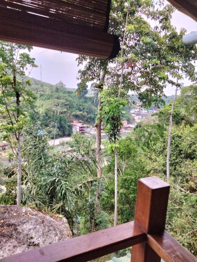 On The Rocks Bungalows, Restaurant And Jungle Trekking Tours Bukit Lawang Esterno foto