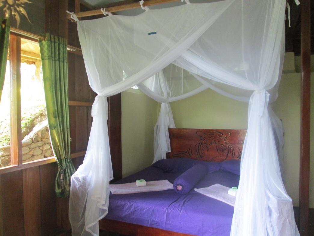 On The Rocks Bungalows, Restaurant And Jungle Trekking Tours Bukit Lawang Esterno foto