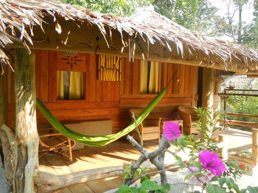 On The Rocks Bungalows, Restaurant And Jungle Trekking Tours Bukit Lawang Esterno foto