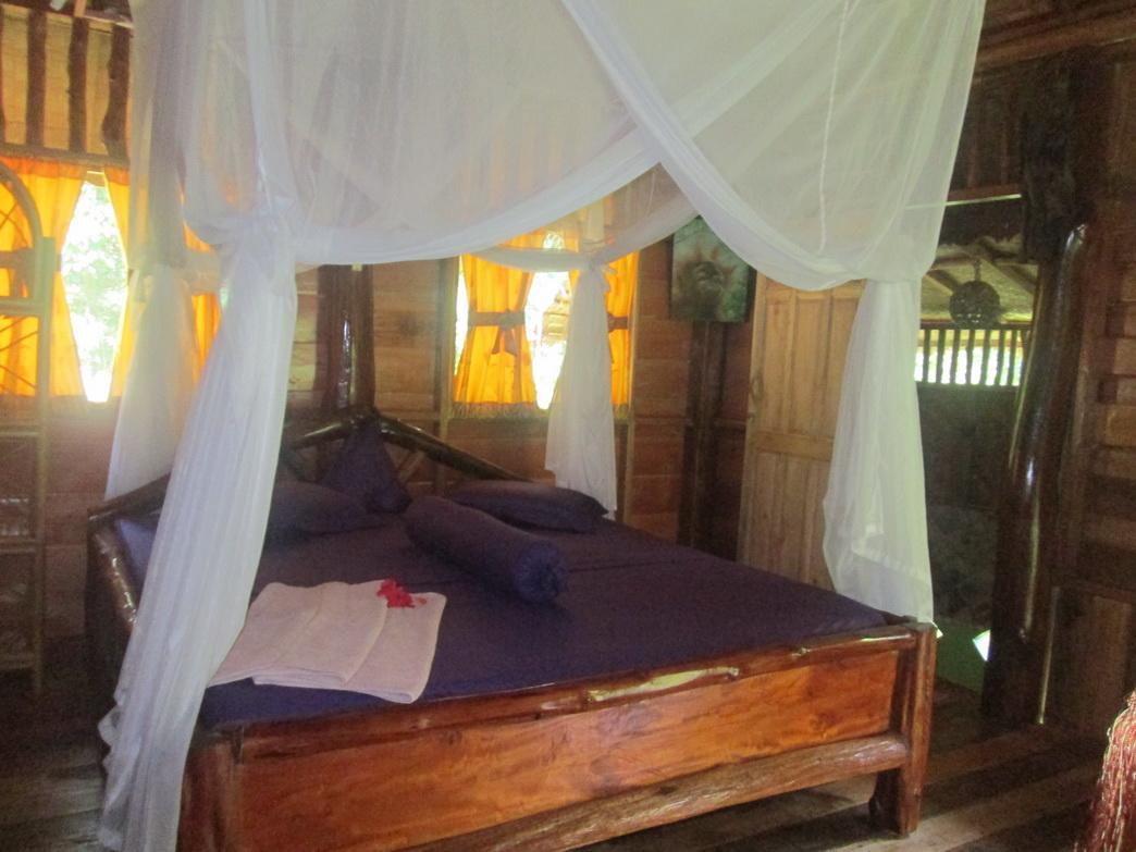 On The Rocks Bungalows, Restaurant And Jungle Trekking Tours Bukit Lawang Esterno foto