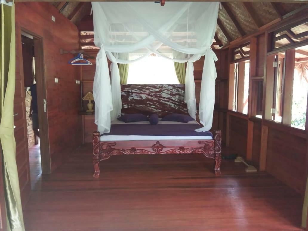On The Rocks Bungalows, Restaurant And Jungle Trekking Tours Bukit Lawang Esterno foto