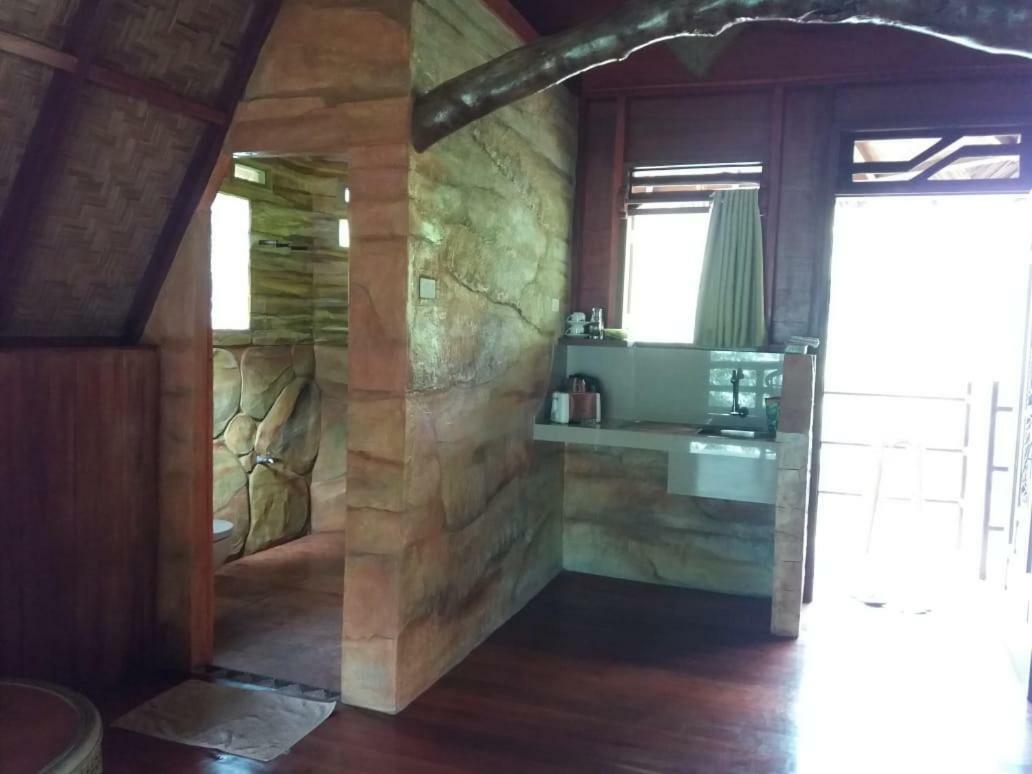 On The Rocks Bungalows, Restaurant And Jungle Trekking Tours Bukit Lawang Esterno foto