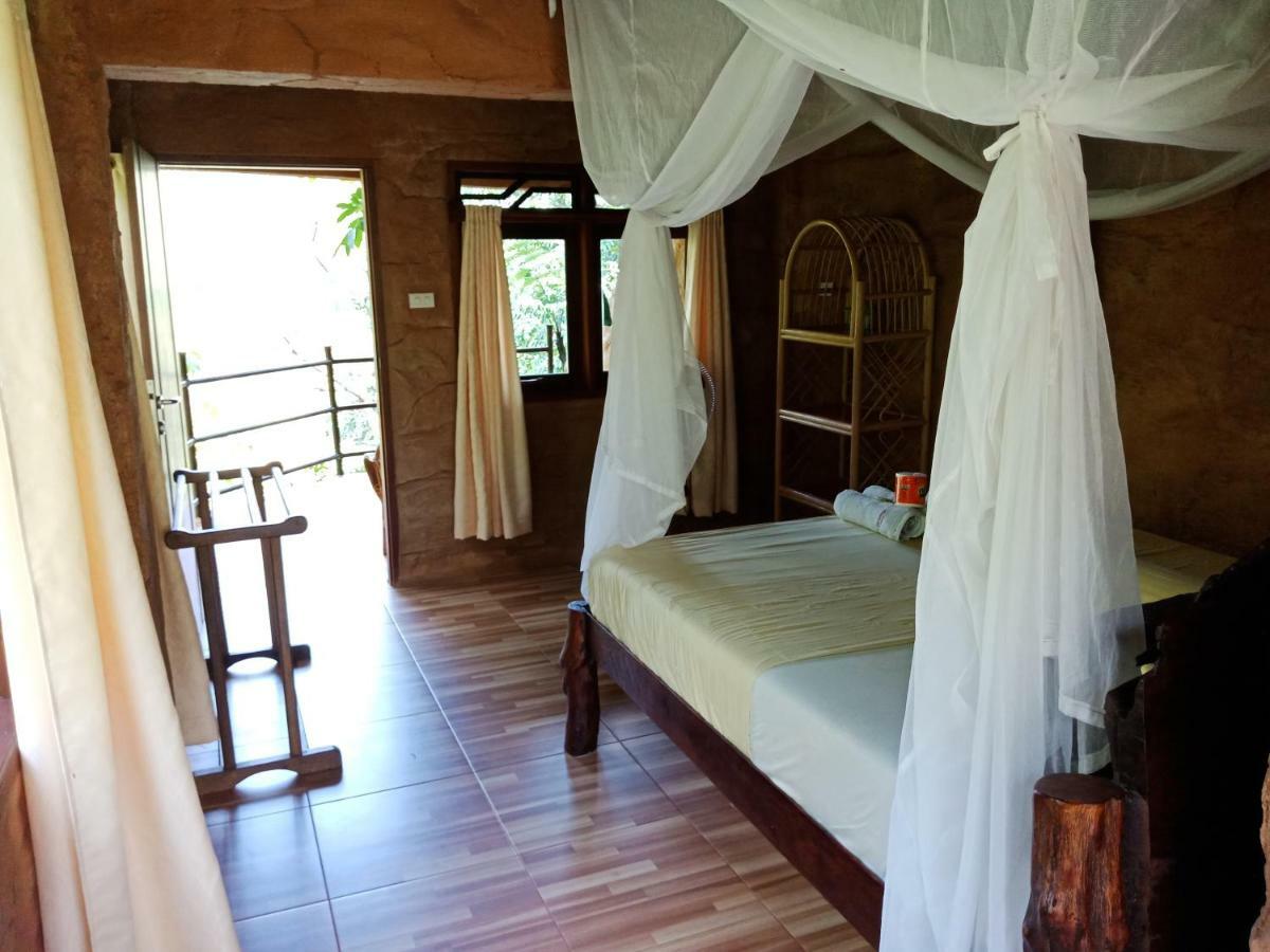 On The Rocks Bungalows, Restaurant And Jungle Trekking Tours Bukit Lawang Esterno foto