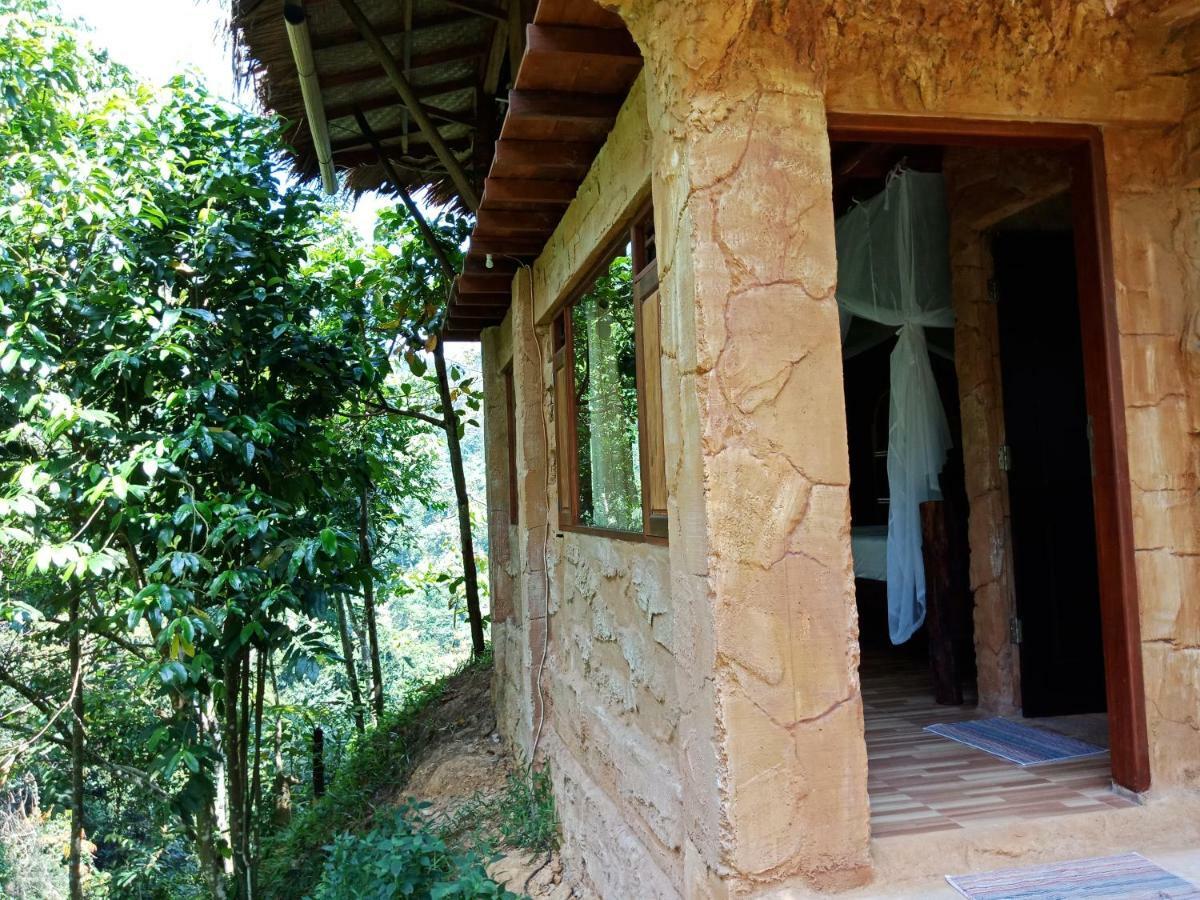 On The Rocks Bungalows, Restaurant And Jungle Trekking Tours Bukit Lawang Esterno foto